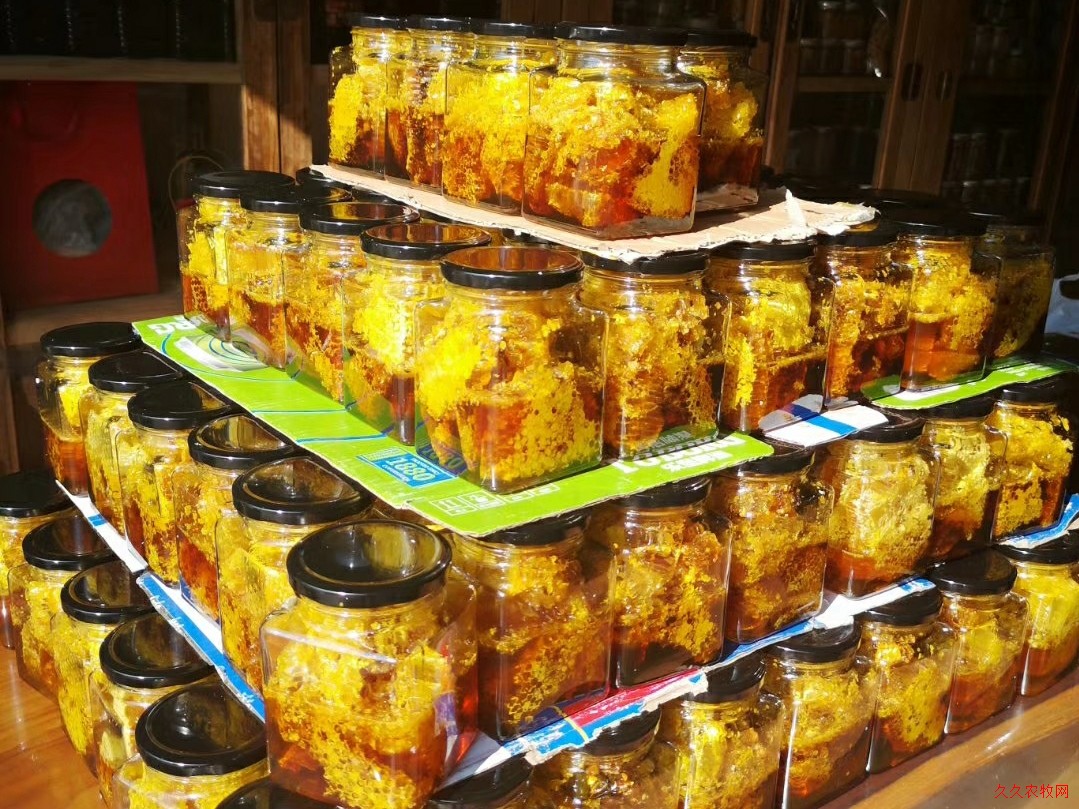 【普澜景野生蜂蜜系列之——野生带巢冬蜜】【规格】：600克/(带巢)瓶   【价格】：190.00    特有冬季蜜种,色泽为浅琥珀色,较易结晶,质地优良,因其味甘而略带特有苦味,故称之为中药特色蜜种。是带有中药特色的蜂蜜品种,深受东南亚地区人们喜爱。　　冬蜜的功效很强大 除具有蜂蜜之清热、补中、解毒、润燥等功效外,还有发汗解表、祛风除湿之功效,对感冒发热、咽喉肿痛、风湿关节痛有较好辅助疗效。是带有中药特色的蜂蜜品种。还能美容养颜。　　纯天然不经过加工的冬蜜颜色和形态随着气温的升高会有较大的变化,这是无法改变的物理变化过程！刚采集下来时晶莹剔透,随着气温的变化而变,等到来年6月份左右结晶开始随着气温的变化而融化,融化部分颜色为深褐色,未融化结晶部分颜色稍黄但味道和营养价值依旧！